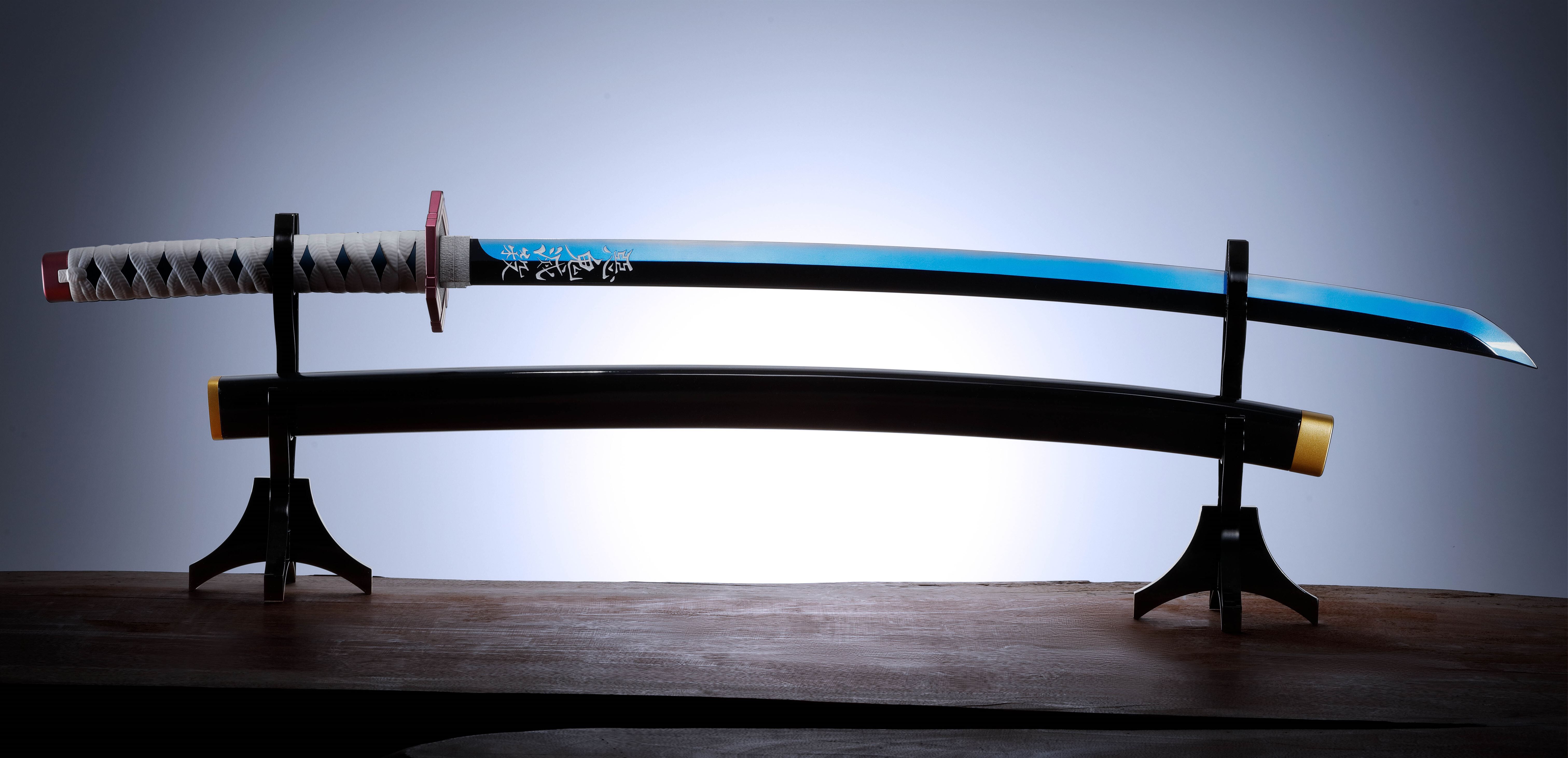 demon-slayer-giyu-tomiokas-nichirin-sword-proplica-replica