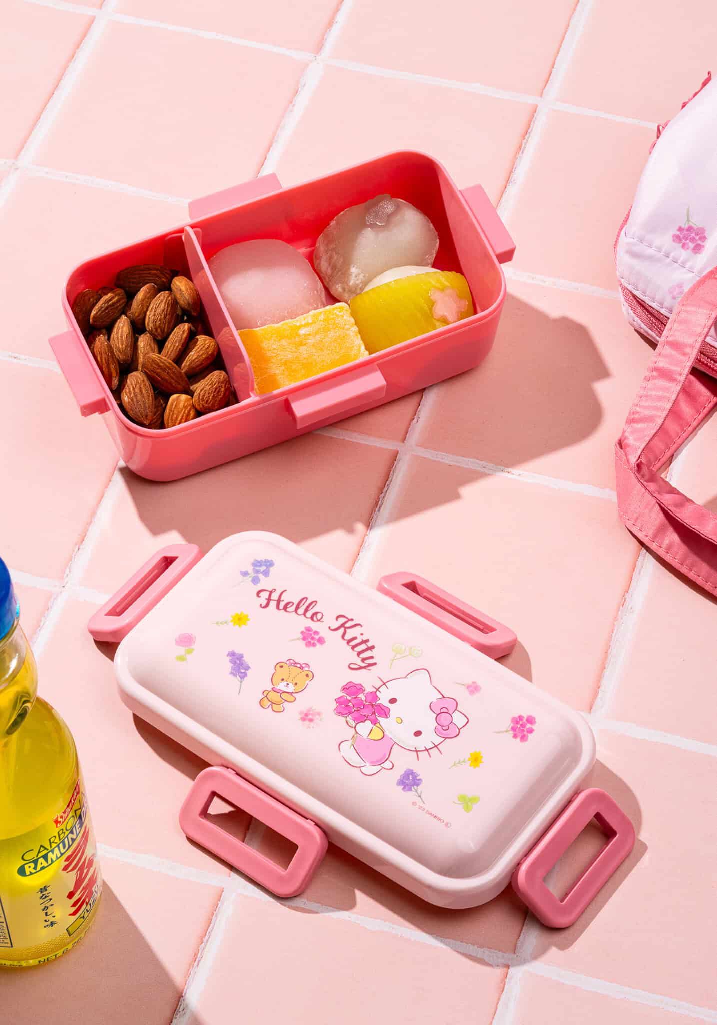 hello-kitty-floral-wreath-lunch-box